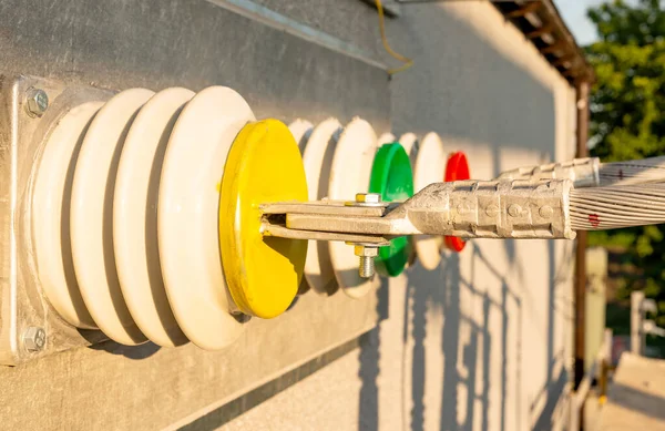 Isolatoren met niet-geïsoleerd aluminiumdraad — Stockfoto