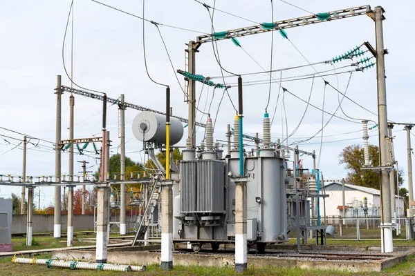 Transformadores de alto voltaje en subestaciones de potencia con varios equi — Foto de Stock