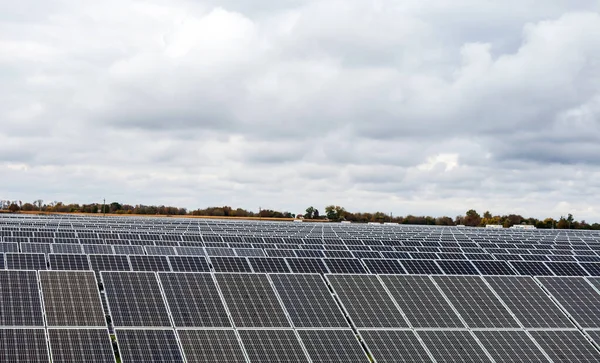 Secciones de paneles solares sobre el fondo azul del cielo —  Fotos de Stock