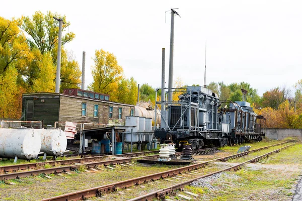 Hochspannungstransformatoren an Umspannwerken mit verschiedenen Gleichungen — Stockfoto