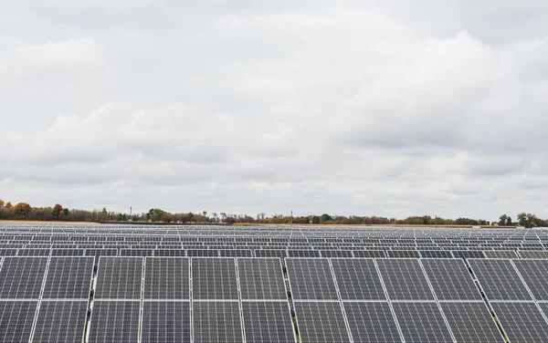 Secciones de paneles solares sobre el fondo azul del cielo —  Fotos de Stock