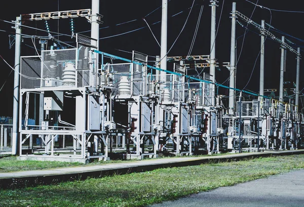 Subestación eléctrica de alto voltaje por la noche — Foto de Stock