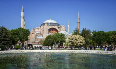 Istanbul, Türkiye - 30 Nisan 2018: Istanbul, Türkiye'de Ayasofya'nın (Ayasofya) museum yakınındaki Sultanahmet parkta yürüyen turist.