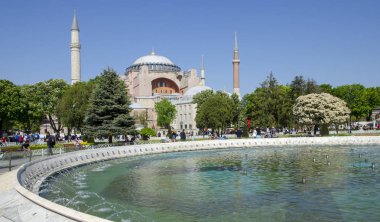 Istanbul, Türkiye - 30 Nisan 2018: Istanbul, Türkiye'de Ayasofya'nın (Ayasofya) museum yakınındaki Sultanahmet parkta yürüyen turist.