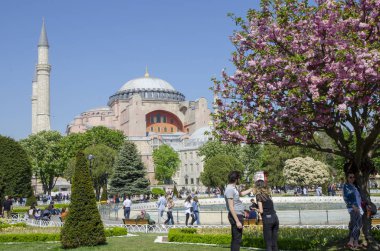 Istanbul, Türkiye - 30 Nisan 2018: Istanbul, Türkiye'de Ayasofya'nın (Ayasofya) museum yakınındaki Sultanahmet parkta yürüyen turist.