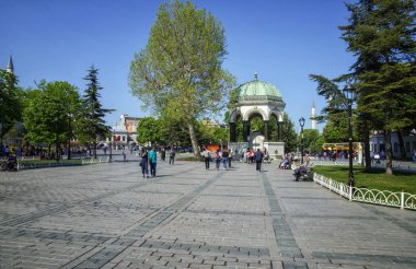 Istanbul - 30 Nisan: Turist ziyaret Alman Çeşmesi 30 Nisan 2018 yılında Istanbul, Türkiye. Sultanahmet, Istanbul 1898 yılında Alman İmparatoru Wilhelm II'ın ziyareti anısına inşa edilmiştir.