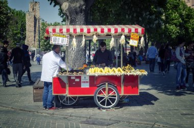 Istanbul, Türkiye - 30 Nisan 2018: Street satıcı haşlanmış ve ızgara mısır ve Sultanahmet Meydanı, geleneksel Türk arabası üzerinde kestane ile fast food