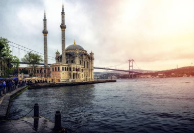 Istanbul 05 Mayıs 2018: Ortaköy Camii ile Boğaz Köprüsü Istanbul'da görüntü