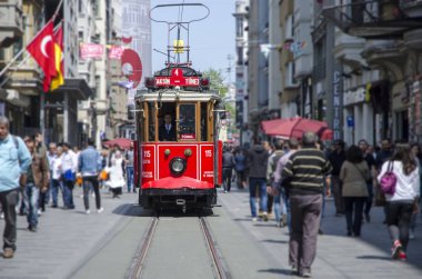 Istanbul, Türkiye - 02 Mayıs 2018: eski tramvay ve Taksim'de Istanbul, Türkiye üzerinde 02 Mayıs 2018 üzerinde yürüyüş insanlar