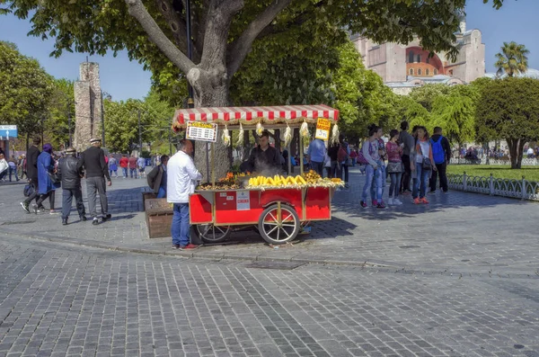 Istanbul, Türkiye - 30 Nisan 2018: Street satıcı haşlanmış ve ızgara mısır ve Sultanahmet Meydanı, geleneksel Türk arabası üzerinde kestane ile fast food