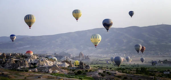 Mongolfiera Che Sorvola Paesaggio Roccioso Della Cappadocia Turchia Maggio 2018 — Foto Stock