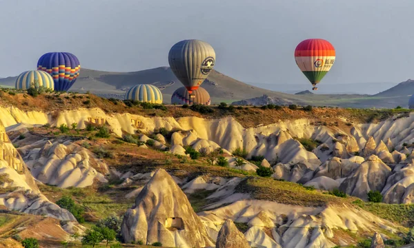 Mongolfiera Che Sorvola Paesaggio Roccioso Della Cappadocia Turchia Maggio 2018 — Foto Stock