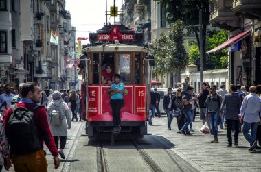 Istanbul, Türkiye - 02 Mayıs 2018: eski tramvay ve Taksim'de Istanbul, Türkiye üzerinde 02 Mayıs 2018 üzerinde yürüyüş insanlar