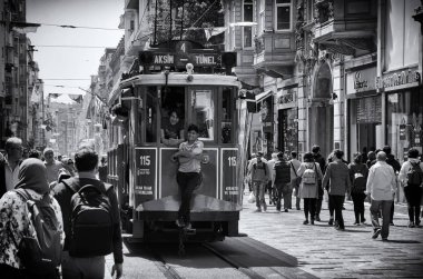 Istanbul, Türkiye - 02 Mayıs 2018: eski tramvay ve Taksim'de Istanbul, Türkiye üzerinde 02 Mayıs 2018 üzerinde yürüyüş insanlar