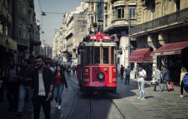 Istanbul, Türkiye - 02 Mayıs 2018: eski tramvay ve Taksim'de Istanbul, Türkiye üzerinde 02 Mayıs 2018 üzerinde yürüyüş insanlar