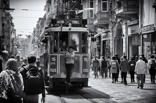 Istanbul Turquia Maio 2018 Velho Bonde Pessoas Que Caminham Taksim — Fotografia de Stock