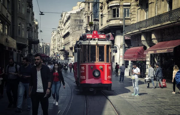 イスタンブール トルコ 2018 古いトラムとタクシム 2018 日にイスタンブール トルコの上を歩いて人々 — ストック写真