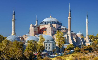 Istanbul'da bir binanın çatı Ayasofya'nın görünümünden