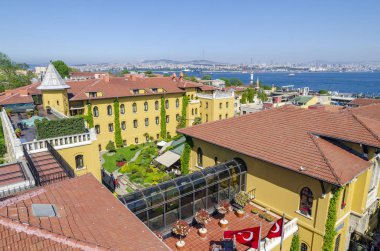 30 Nisan 2018 yılında Istanbul'da bir binanın tepesinden boğaz manzarası