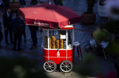Istanbul, Türkiye - 2 Mayıs 2018: Ünlü turistik yer Galata Kulesi ve nostalji kırmızı araba Türkiye'de Istanbul'da satışa Türk simit Simit