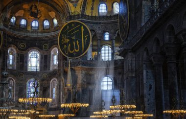 Istanbul - 30 Nisan: Ayasofya Nisan'da iç mimarlık 30,2018, Istanbul, Türkiye. Ayasofya'nın en büyük anıt Bizans kültürü var. 6 yüzyılda inşa edildi.