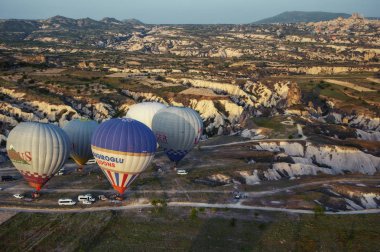 Kapadokya - 04 Mayıs 2018: Kapadokya Türkiye kaya manzaraya üzerinde uçan sıcak hava balonu