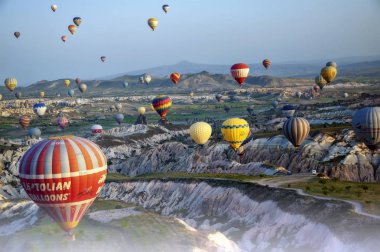 Kapadokya - 04 Mayıs 2018: Kapadokya Türkiye kaya manzaraya üzerinde uçan sıcak hava balonu