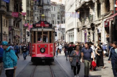 Istanbul, Türkiye - 02 Mayıs 2018: eski tramvay ve Taksim'de Istanbul, Türkiye üzerinde 02 Mayıs 2018 üzerinde yürüyüş insanlar