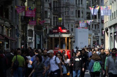 Istanbul, Türkiye - 02 Mayıs 2018: eski tramvay ve Taksim'de Istanbul, Türkiye üzerinde 02 Mayıs 2018 üzerinde yürüyüş insanlar