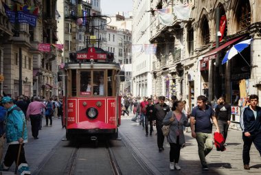 Istanbul, Türkiye - 02 Mayıs 2018: eski tramvay ve Taksim'de Istanbul, Türkiye üzerinde 02 Mayıs 2018 üzerinde yürüyüş insanlar