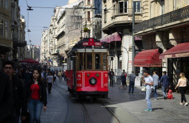 Istanbul, Türkiye - 02 Mayıs 2018: eski tramvay ve Taksim'de Istanbul, Türkiye üzerinde 02 Mayıs 2018 üzerinde yürüyüş insanlar