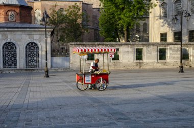 Istanbul, Türkiye - 02 Mayıs 2018: Street satıcı haşlanmış ve ızgara mısır ve Ayasofya'nın yakınındaki geleneksel Türk arabası üzerinde kestane ile fast food
