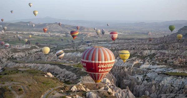 Cappadocia Turchia Maggio 2018 Mongolfiera Che Sorvola Paesaggio Roccioso Della — Foto Stock