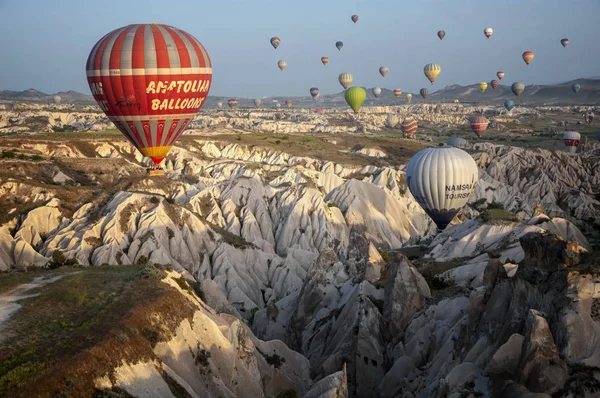 Cappadocia Turchia Maggio 2018 Mongolfiera Che Sorvola Paesaggio Roccioso Della — Foto Stock