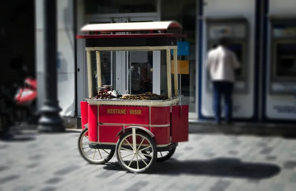 Straßenkarre Mit Fast Food Mit Gekochtem Und Gegrilltem Mais Und — Stockfoto