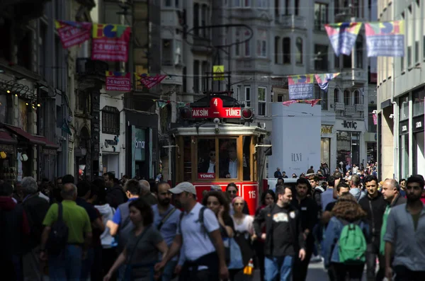 Istanbul Turquia Maio 2018 Velho Bonde Pessoas Que Caminham Taksim — Fotografia de Stock