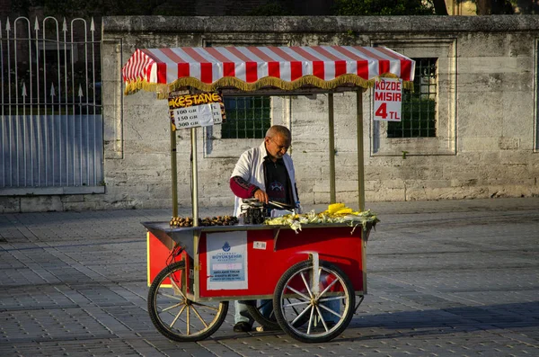 Istanbul Turquía Mayo 2018 Vendedor Ambulante Comida Rápida Con Maíz — Foto de Stock
