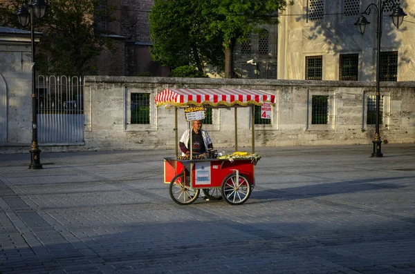 Istanbul Turquía Mayo 2018 Vendedor Ambulante Comida Rápida Con Maíz — Foto de Stock