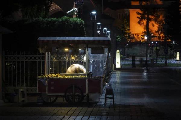 Straßenverkäufer Von Fast Food Mit Gekochtem Und Gegrilltem Mais Und — Stockfoto