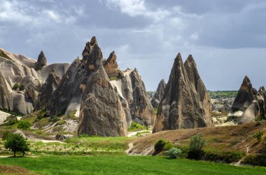 Etkileyici fungous formlar Cappadocia, Nevşehir İl, ilçe, Asya Kanyon'da tepelerde ve kumtaşı. Doğa kavramı arka plan güzelliği. 