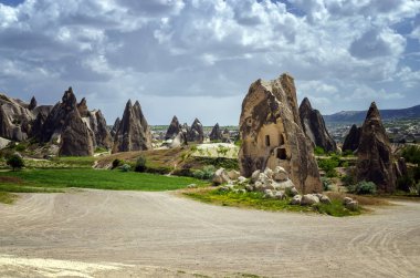 Etkileyici fungous formlar Cappadocia, Nevşehir İl, ilçe, Asya Kanyon'da tepelerde ve kumtaşı. Doğa kavramı arka plan güzelliği. 