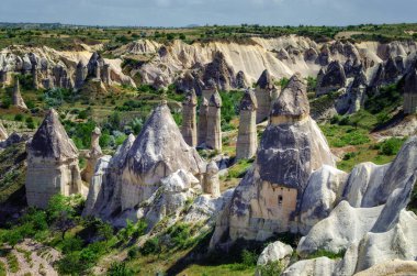 Etkileyici fungous formlar Cappadocia, Nevşehir İl, ilçe, Asya Kanyon'da tepelerde ve kumtaşı. Doğa kavramı arka plan güzelliği. 