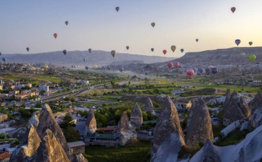 Kapadokya - 04 Mayıs 2018: Kapadokya Türkiye kaya manzaraya üzerinde uçan sıcak hava balonu