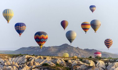 Kapadokya - 04 Mayıs 2018: Kapadokya Türkiye kaya manzaraya üzerinde uçan sıcak hava balonu