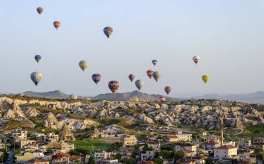 Kapadokya - 04 Mayıs 2018: Kapadokya Türkiye kaya manzaraya üzerinde uçan sıcak hava balonu
