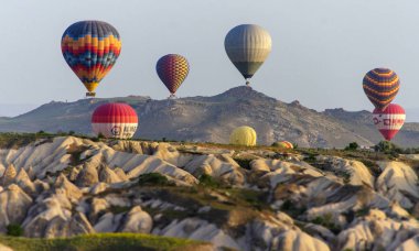 Kapadokya - 04 Mayıs 2018: Kapadokya Türkiye kaya manzaraya üzerinde uçan sıcak hava balonu