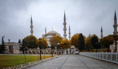 Sultan Ahmed Sultanahmet Camii, Istanbul, Türkiye - şehrin en popüler yerlerinden. Bulutlu gökyüzü ile gün boyunca görünümü Kapat