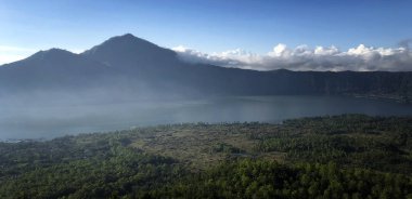 Dağlarda Merkezi Bali Endonezya Kintamani köyü yakınlarında Batur Gölü ve volkan vardır.