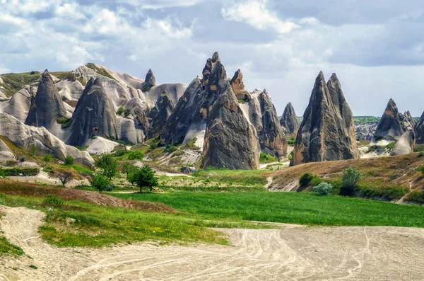 砂岩とカッパドキア ネブシェヒル州 トルコのアナトリア地域 アジアでキャニオンの丘の印象的な真菌の形態 自然の背景の美しさ — ストック写真