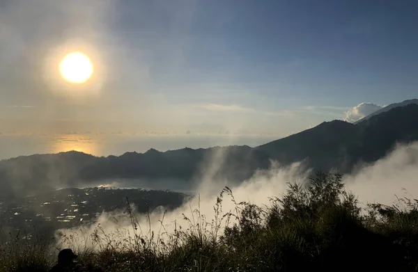 バトゥール山 インドネシア バリ島の上からの美しい日の出 — ストック写真